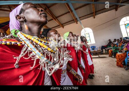 Nairobi, Kenia. Februar 2021, 14th. Maasai Frauen in ihren bunten Kleidern werden gesehen, wie sie ihre traditionellen Tänze und traditionellen Lieder während eines Sonntagsgottesdienstes in der methodistischen Olekimunke Kirche in Kajiado vorführen. Kredit: SOPA Images Limited/Alamy Live Nachrichten Stockfoto