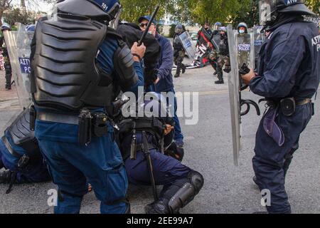 Nikosia, Zypern. Februar 2021, 13th. Während der Demonstration kollidierte die Polizei mit einem Protestanten.Aktivisten, antifaschistische Organisationen, linke Bewegungen und Künstler protestieren gegen die Regierungsführung der Pandemie Covid-19 in Nikosia. Quelle: George Christophorou/SOPA Images/ZUMA Wire/Alamy Live News Stockfoto