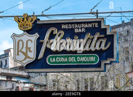 Bar Restaurant Floridita ausgeschaltet Leuchtreklame. Alte Gebäude im Hintergrund. El Floridita ist ein historisches Fisch Restaurant und Cocktail Bar, sehr Population Stockfoto