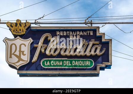 Bar Restaurant Floridita ausgeschaltet Leuchtreklame. Alte Gebäude im Hintergrund. El Floridita ist ein historisches Fisch Restaurant und Cocktail Bar, sehr Population Stockfoto