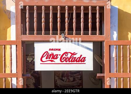 Trinidad de Cuba Szenen: Pina Colada Cocktailgetränk in Trinidad verkauft. Das Branding erfolgt ähnlich wie Coca Cola, die in Kuba verboten ist. Pina Colada Stockfoto