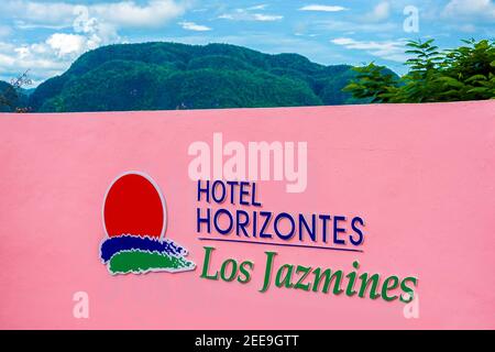 Beschilderung des Hotels Los Jazmines in Vinales Tal am Eingang mit Hügeln und Bäumen im Hintergrund. Hotel Horizontes Los Jazmines, am Rande von Stockfoto