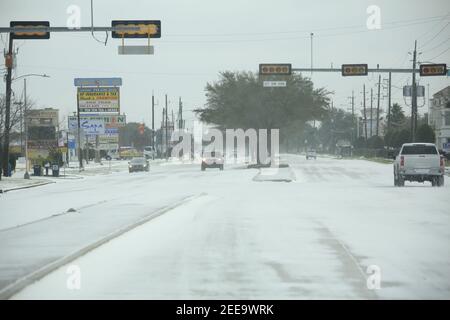 Peking, USA. Februar 2021, 15th. Fahrzeuge bewegen sich auf einer schneebedeckten Straße in Houston, Texas, den Vereinigten Staaten, am 15. Februar 2021. Bis zu 2,5 Millionen Kunden waren am Montagmorgen im US-Bundesstaat Texas ohne Strom, da die Stromerzeugungskapazität des Bundesstaates von einem anhaltenden Wintersturm durch arktische Explosion betroffen ist. Quelle: Chengyue Lao/Xinhua/Alamy Live News Stockfoto