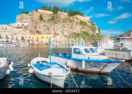 Marina Corta Hafen, Lipari Stadt, Lipari Insel, Äolische Inseln, Sizilien, Italien Stockfoto