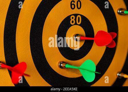 Nahaufnahme Bild eines Dart-Spiel, in dem einer der Pfeile traf das Bullseye. Ein lebendiges, vielseitiges Bild, das für Wettbewerb, Kampf, harte Arbeit, Erfolg geeignet ist Stockfoto