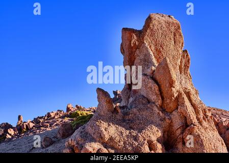 Spektakulärer Felsen in Form einer fabelhaften Feuerblume, verschiedene Formen von Granitfelsen in den Bergen; bizarre Steinformen auf dem Hintergrund Stockfoto