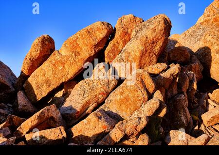 Verschiedene Formen von Granitfelsen in den Bergen; bizarre Steinformen auf dem Hintergrund des blauen Himmels Stockfoto