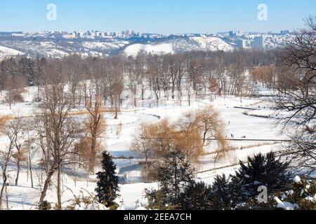 Die Menschen Schlittschuh auf gefrorenem See in Stromovka, Royal Game Reserve, der größte Park in Prag Stadtteil Bubenec, Tschechische Republik, Mitteleuropa. Stockfoto