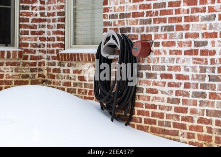 Hahn cover am Wasserhahn installiert es von Frost zu schützen. Stockfoto