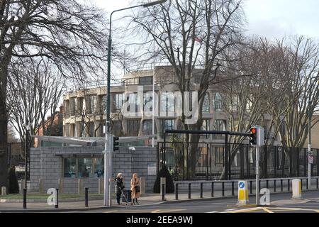 Dublin, Irland. Februar 2021, 15th. Menschen mit Gesichtsmasken warten an der Ampel vor der Botschaft der Vereinigten Staaten von Amerika in Dublin. Kredit: SOPA Images Limited/Alamy Live Nachrichten Stockfoto