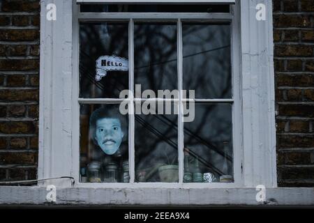 Dublin, Irland. Februar 2021, 15th. Ein Bild eines amerikanischen Sängers, Lionel Richie, und ein Aufkleber "Hello" auf einem Hausfenster in Ranelagh. Kredit: SOPA Images Limited/Alamy Live Nachrichten Stockfoto