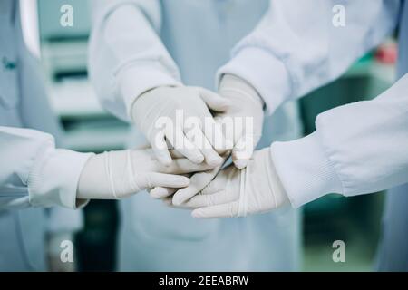 Hand zusammen von Arzt in der Forschung Wissenschaftler Labor. Konzept für die Zusammenarbeit von Gesundheitsfachkraft. Stockfoto