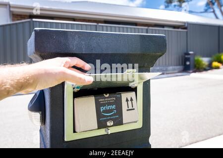 Adelaide, South Australia - 16. Februar 2021: Kleines Paket direkt in den Briefkasten von Amazon Post-Auftragnehmer in Adelaide Metro-Bereich an einem Tag geliefert Stockfoto