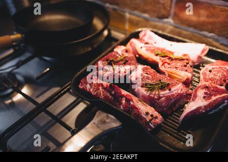 Steak auf der Grillpfanne mit Gewürzen zubereiten. Hochwertige Fotos Stockfoto