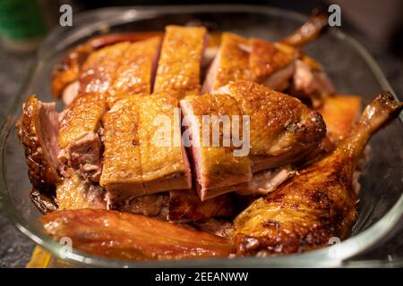 Hausgemachte knusprig geröstete Ente mit Gewürzen mariniert und im Ofen Hong Kong Stil gebacken. Stockfoto