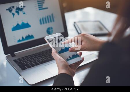 Geschäftsmann Investment Accounting Analyse Unternehmensfinanzbericht Saldenauszug Arbeiten mit Diagrammen Ergebnis des Diagramms. Stockfoto