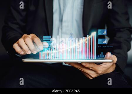 Geschäftsmann Investor Analyse Unternehmen finanziellen Investmentfonds Bericht arbeiten mit digitalen Augmented Reality-Grafik-Technologie. Stockfoto