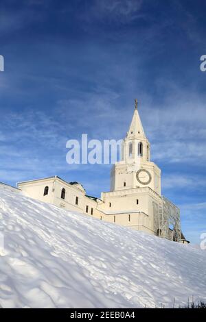 Blick auf den Spasskaya-Turm des Kasaner Kremls im Winter, Russland Stockfoto