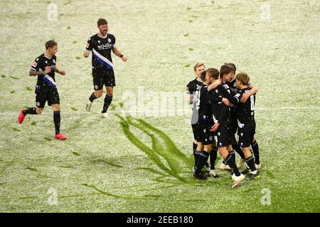 München, Deutschland. Februar 2021, 15th. Fußball: Bundesliga, FC Bayern München - Arminia Bielefeld, Matchday 21 in der Allianz Arena. Bielefelder Spieler feiern die 0:1. Bild: Adam Pretty/Getty Images Europe/Pool/dpa - WICHTIGER HINWEIS: Gemäß den Bestimmungen der DFL Deutsche Fußball Liga und/oder des DFB Deutscher Fußball-Bund ist es untersagt, im Stadion und/oder des Spiels aufgenommene Fotos in Form von Sequenzbildern und/oder videoähnlichen Fotoserien zu verwenden oder zu verwenden./dpa/Alamy Live News Stockfoto