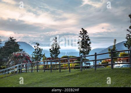 Eine malerische Aussicht auf Capilano River Regional Park umgeben von Bergen bei Sonnenuntergang, North Vancouver, Kanada Stockfoto