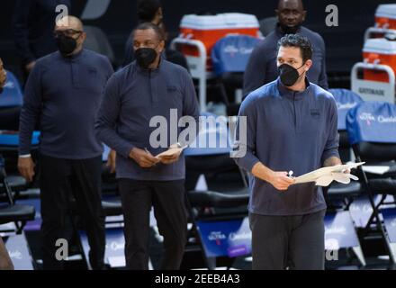 Sacramento, CA, USA. Februar 2021, 15th. Sacramento Kings Trainer Luke Walton im zweiten Quartal während eines Spiels im Golden 1 Center am Montag, 15. Februar 2021 in Sacramento. Quelle: Paul Kitagaki Jr./ZUMA Wire/Alamy Live News Stockfoto