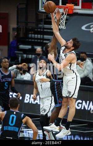 Sacramento, CA, USA. Februar 2021, 15th. Brooklyn Netze vorwärts Joe Harris (12) Blöcke von Sacramento Kings vorwärts Harrison Barnes (40) im ersten Quartal während eines Spiels im Golden 1 Center am Montag, 15. Februar 2021 in Sacramento erschossen. Quelle: Paul Kitagaki Jr./ZUMA Wire/Alamy Live News Stockfoto