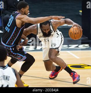 Sacramento, CA, USA. Februar 2021, 15th. Brooklyn Netze Wächter James Harden (13) Fouls Sacramento Kings Forward Glenn Robinson III (30) im zweiten Quartal während eines Spiels im Golden 1 Center am Montag, 15. Februar 2021 in Sacramento. Quelle: Paul Kitagaki Jr./ZUMA Wire/Alamy Live News Stockfoto