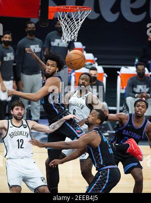 Sacramento, CA, USA. Februar 2021, 15th. Sacramento Kings Forward Marvin Bagley III (35) sah Rebound im zweiten Quartal während eines Spiels im Golden 1 Center am Montag, 15. Februar 2021 in Sacramento. Quelle: Paul Kitagaki Jr./ZUMA Wire/Alamy Live News Stockfoto