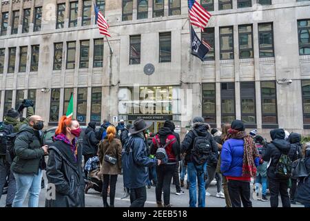 New York, Usa. Februar 2021, 15th. Demonstranten versammeln sich vor dem Immigrationsgericht des Justizministeriums im Bundesgebäude der Varick Street während eines Protestes zur Abschaffung DER ICE (Immigration and Customs Enforcement), der für Javier Castillo Maradiaga durch die Innenstadt von New York City marschierte. Herr Maradiaga, ein 27-jähriger Bronx-Mann, der seit seinem 7. Lebensjahr in den USA lebt, wurde von der US Immigration and Customs Enforcement (ICE) deportiert. Kredit: SOPA Images Limited/Alamy Live Nachrichten Stockfoto