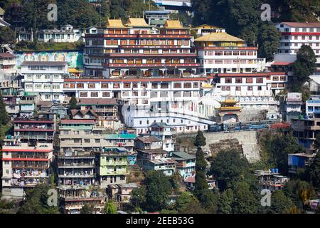 Deisel Lokomotive fährt einen Zug vorbei am Druk Sangag Choling Kloster zwischen Ghum (Ghoom) und Darjeeling auf der Darjeeling Himalayan Railway, Indien. Stockfoto