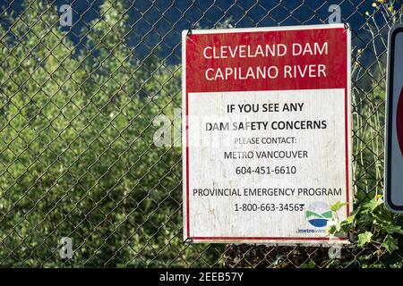 Vancouver, Kanada - Juni 11,2020: Blick auf Schild Cleveland Dam Capilano River am Zaun Stockfoto