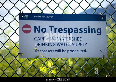 Vancouver, Kanada - Juni 11,2020: Ansicht des Schildes NR. Tresspassing Capilano Wasserscheide, Trinkwasserversorgung Stockfoto