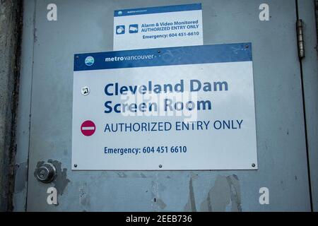 Vancouver, Kanada - Juni 11,2020: Blick auf Schild Cleveland Dam Screen Room, nur autorisierter Eintritt Stockfoto