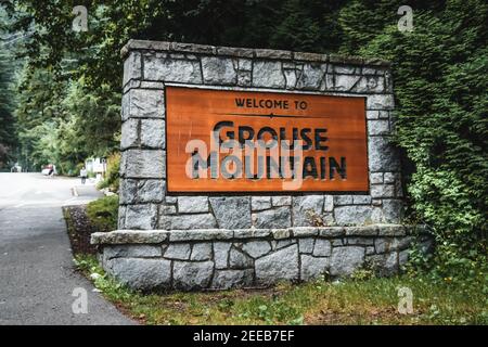 Vancouver, Kanada - 2. Juli 2020: Blick auf Schild Willkommen auf dem Grouse Mountain in Nord-Vancouver. Vintage-Style. Stockfoto