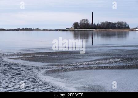 Die Woudagemaal Pumpstation auf dem gefrorenen IJsselmeer in Lemmer, Niederlande, die größte Dampfpumpstation der Welt. UNESCO Stockfoto