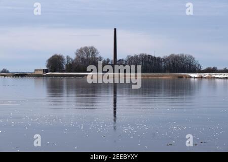 Die Woudagemaal Pumpstation auf dem gefrorenen IJsselmeer in Lemmer, Niederlande, die größte Dampfpumpstation der Welt. UNESCO Stockfoto