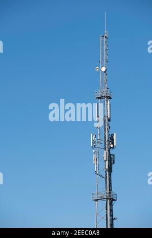 Oben auf einem Sendeturm für Radio und Fernsehen bei Blauer Himmel Stockfoto