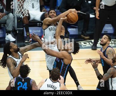 Sacramento, CA, USA. Februar 2021, 15th. Brooklyn Netze bewachen Bruce Brown (1) Blöcke von Sacramento Kings Center Hassan Whiteside (20) im dritten Quartal während eines Spiels im Golden 1 Center am Montag, 15. Februar 2021 in Sacramento erschossen. Quelle: Paul Kitagaki Jr./ZUMA Wire/Alamy Live News Stockfoto