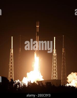 Cape Canaveral, Usa. Februar 2021, 15th. Eine SpaceX Falcon 9 Rakete, die die 19th Charge von ungefähr 60 Starlink Satelliten trägt, startet von Pad 40 an der Cape Canaveral Space Force Station. Die Satelliten sind Teil einer Konstellation, die Breitband-Internet-Service rund um den Globus bieten soll. Kredit: SOPA Images Limited/Alamy Live Nachrichten Stockfoto