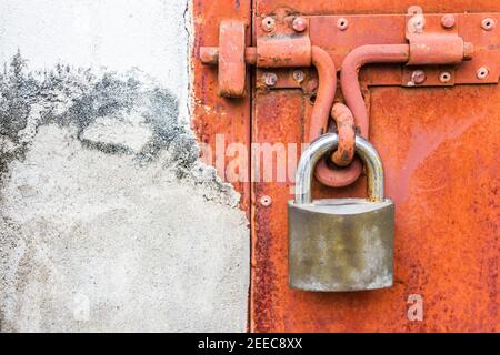 Metalltür mit Schloss und Rost Stockfoto