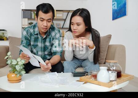 Paar, die die Buchhaltung zu Hause verwalten Stockfoto