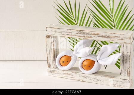 Osterhasen-Ohren aus Servietten und Eiern. Festliche Dekoration für den Urlaub. Stockfoto