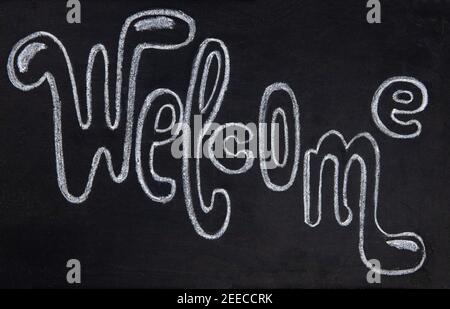 Willkommen handgezeichnete Kreide Schriftzug Inschrift auf Tafel. Willkommen handgeschriebenes Schild auf der Tafel. Begrüßungsschild für Café oder Bar. Hipster-Kaff Stockfoto