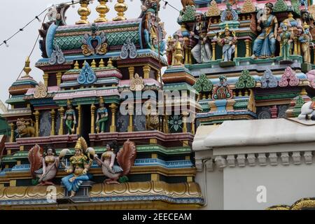 GEORGE TOWN, MALASIA – 31. JANUAR 2020 die hoch dekorierte außerhalb des Sri Maha Mariamman Hindu-Tempels Stockfoto