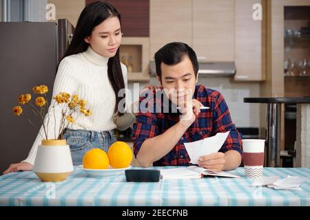 Paar Verwaltung der Haushaltsfinanzen Stockfoto