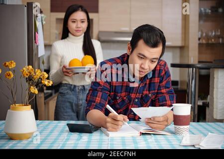 Mann, der die Haushaltsfinanzen kontrolliert Stockfoto