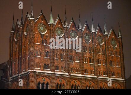 Stralsund, Deutschland. Februar 2021, 16th. Das Rathaus auf dem alten Markt im Zentrum von Stralsund am frühen Morgen. Quelle: Stefan Sauer/dpa-Zentralbild/dpa/Alamy Live News Stockfoto
