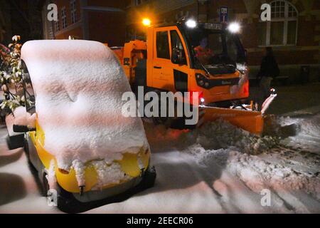 Stralsund, Deutschland. Februar 2021, 16th. Ein Lichtung- und Gitterfahrzeug ist heute früh auf einer verschneiten Straße in der Stadtgrenze unterwegs. Quelle: Stefan Sauer/dpa-Zentralbild/dpa/Alamy Live News Stockfoto