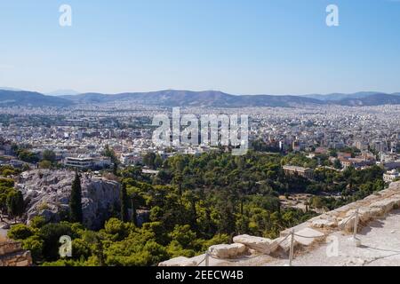 Blick über die Stadt Athen von der Akropolis, mit dem Tempel des Hephaestus im Blick Stockfoto