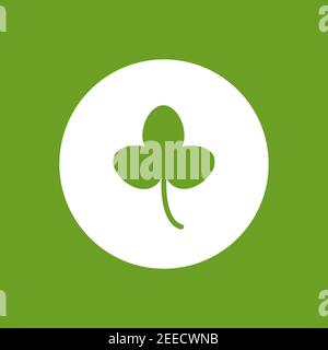 Grüne flache Ikone des irischen Klees im Kreis. Shamrock isoliert auf grünem Hintergrund. Vektorgrafik. Umweltfreundlicher Style. St. Patrick Tagesabzeichen Stock Vektor